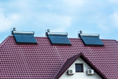 Kırmızı çatı sistemde vakum koleksiyonerler - güneş enerjili su Isıtma