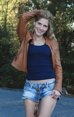 kahverengi deri ceketli sarışın kız