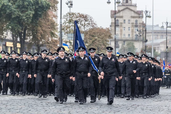 키예프, 우크라이나 - 8 월 24, 2016 : 독립 기념일에 전념 군사 퍼레이드 동안 경찰의 군인 — 스톡 사진
