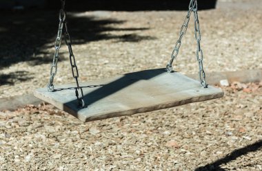 Çocuk oyun alanı boş salıncak