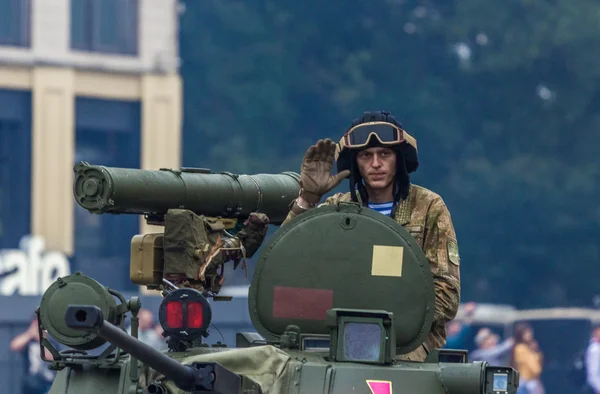 KYIV, UCRANIA - 24 de agosto de 2016: Desfile militar, dedicado al Día de la Independencia de  . — Foto de Stock