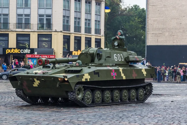 KYIV, UCRANIA - 24 de agosto de 2016: Desfile militar, dedicado al Día de la Independencia de  . — Foto de Stock