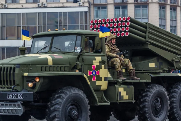 KYIV, UCRANIA - 24 de agosto de 2016: Desfile militar, dedicado al Día de la Independencia de  . — Foto de Stock