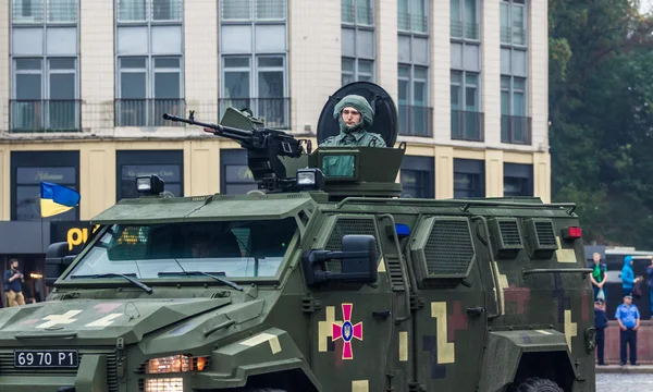 KYIV, UCRANIA - 24 de agosto de 2016: Desfile militar, dedicado al Día de la Independencia de  . — Foto de Stock