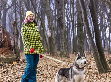 Kız onu husky köpek sahip