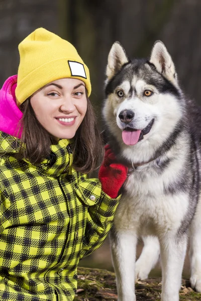 Mädchen im Wald mit ihrem Husky-Hund — Stockfoto