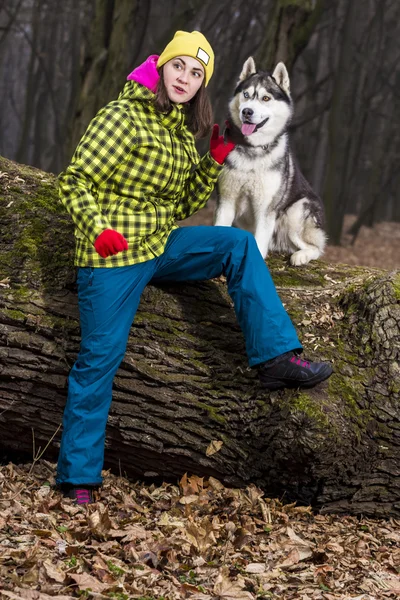 Mädchen im Wald mit ihrem Husky-Hund — Stockfoto