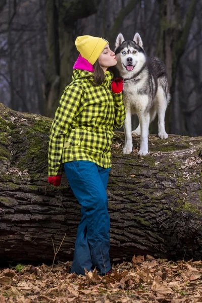Mädchen im Wald mit ihrem Husky-Hund — Stockfoto