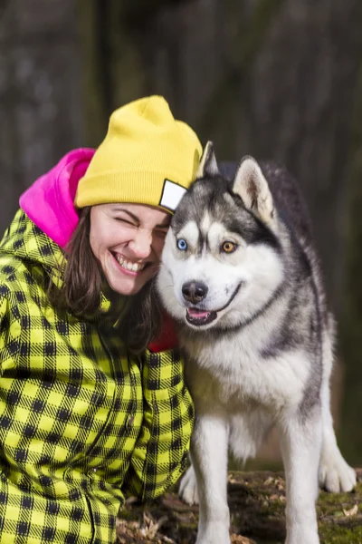 Mädchen im Wald mit ihrem Husky-Hund — Stockfoto