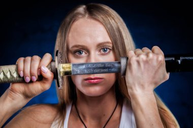 Stüdyoda Katana ile güzel bir kadının portresi.