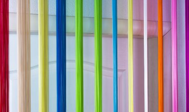 Kapıdaki bir ip malzemeden renkli perdeler