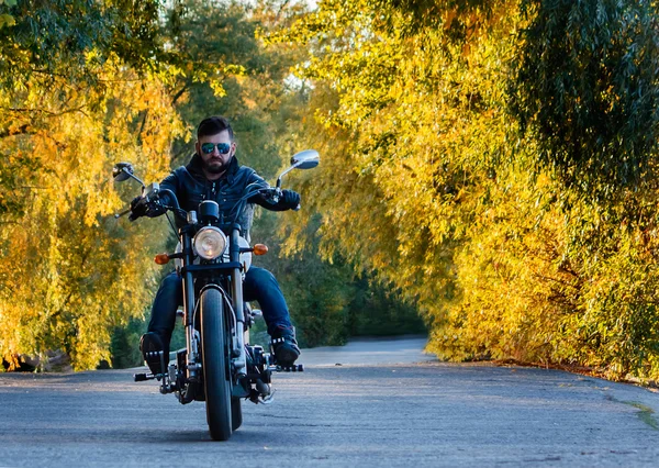 Motociclista passeios na estrada em óculos com barba — Fotografia de Stock