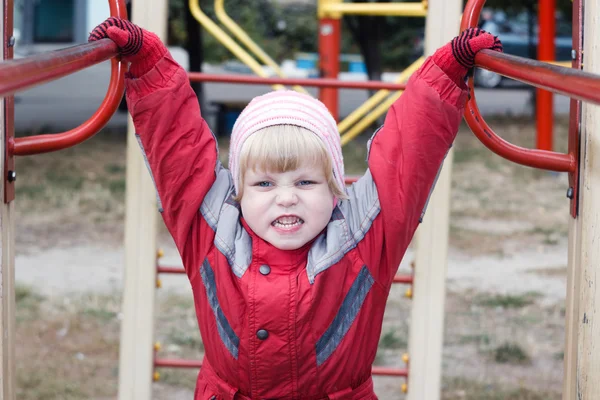 Kind spelen op de speelplaats — Stockfoto