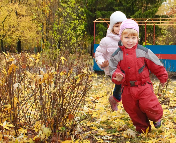 Kinderen rondlopen elkaar, herfst — Stockfoto