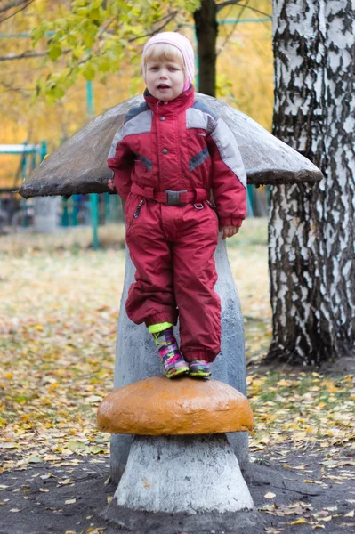 Meisje op het karakter, grote paddestoel — Stockfoto