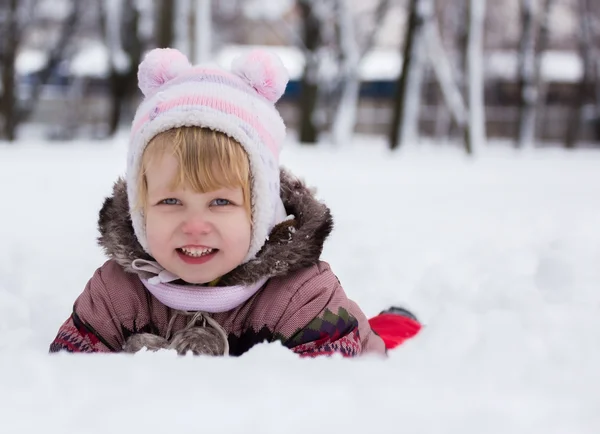 Kind in de winter. gelukkig meisje op sneeuw — Stockfoto