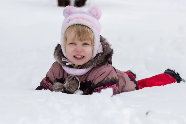 Kind in de winter. gelukkig meisje op sneeuw — Stockfoto