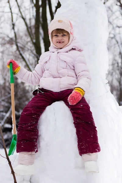 Gelukkig meisje met sneeuw schop — Stockfoto