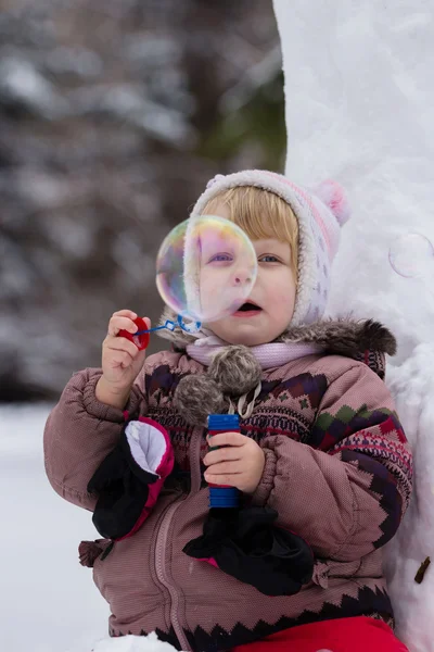 Meisje met zeep bubles in de winter — Stockfoto