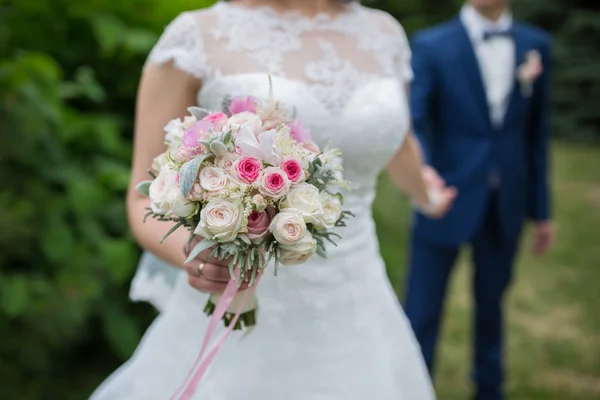 Bruiloft paar bedrijf handen op zomer groene achtergrond — Stockfoto