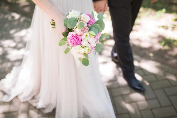 Matrimonio coppia che si tiene per mano in estate — Foto Stock