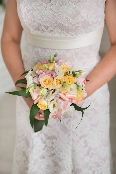 Hermoso ramo de boda en manos de la novia Fotos De Stock Sin Royalties Gratis