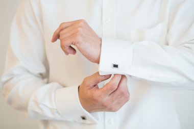 Beyaz gömlek ve kol düğmesi