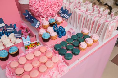 görkemli bir mavi ve pembe masa seti