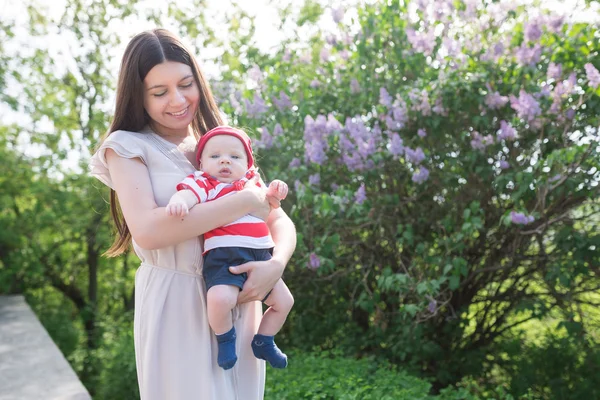 Mother with her son in the park — Stock Photo, Image