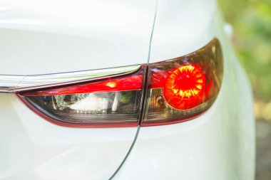 Beyaz arabanın stop lambası