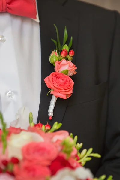 Wwedding bouquet in groom hand — Stock Photo, Image