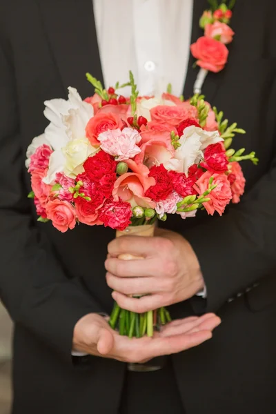 Ramo de boda en la mano del novio —  Fotos de Stock