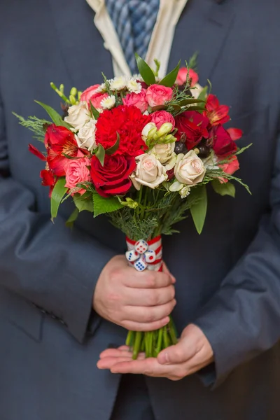 Wwedding boeket in bruidegom hand — Stockfoto