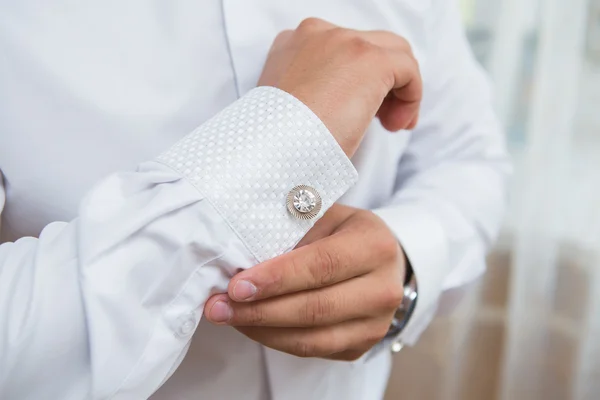 Белая рубашка и запонка — стоковое фото