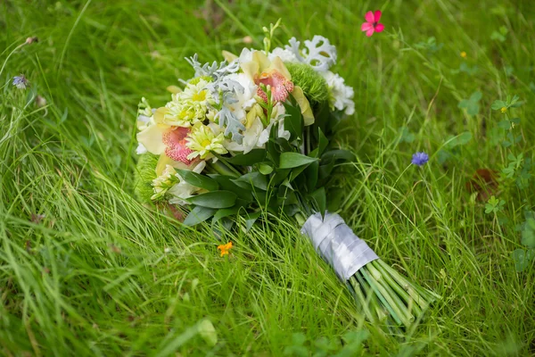 Brautstrauß aus verschiedenen Blumen — Stockfoto