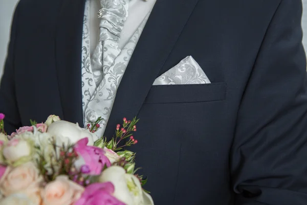 Свадебный букет в руке жениха — стоковое фото