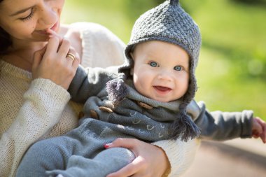 Mutlu genç anne ile küçük oğlu oynamak