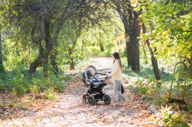 Kadın ile yürüyüşe gezinmek