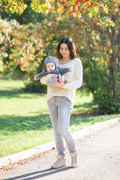 Madre abbracciare il suo babyboy — Foto Stock