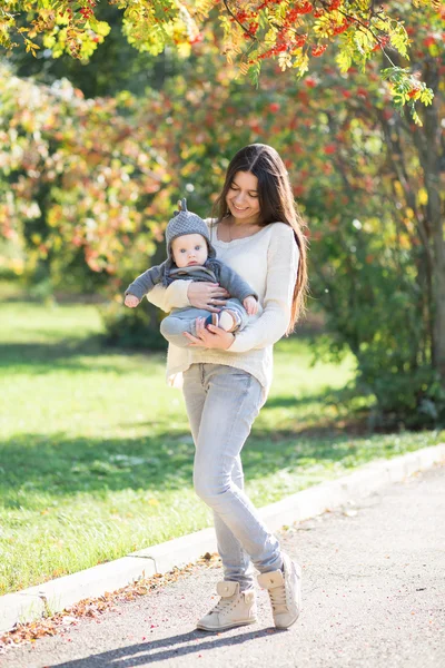 Madre abbracciare il suo babyboy — Foto Stock