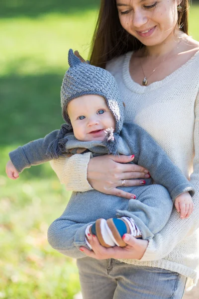 Mère étreignant son bébé — Photo