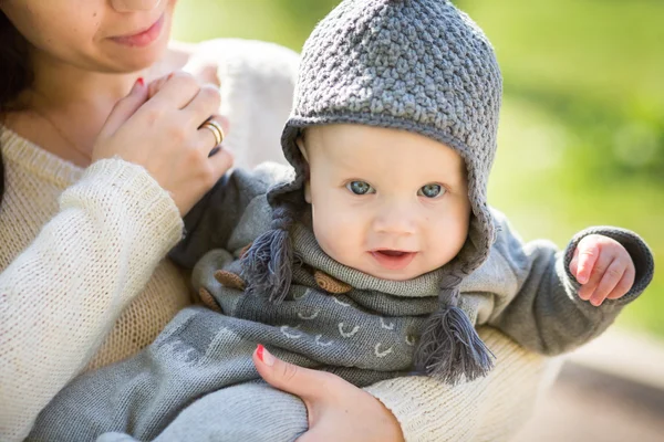 Gelukkig jonge moeder met kleine zoon spelen — Stockfoto