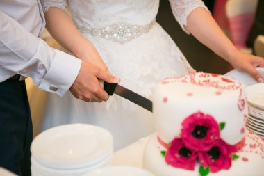 Beyaz çok düzey düğün pastası