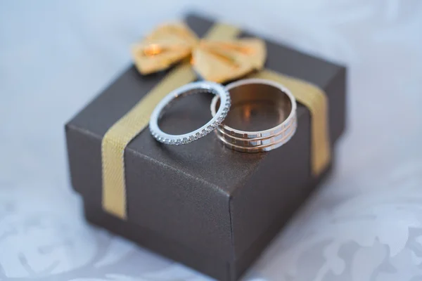 Close-up of a jewelry box with white gold rings — Stock Photo, Image