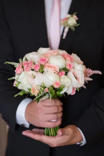 Bruiloft boeket in bruidegom hand — Stockfoto