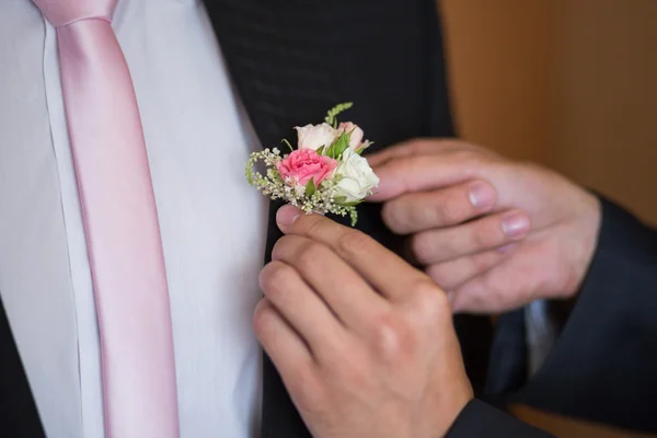 Boutonniere sobre el novio a la moda en la boda — Foto de Stock