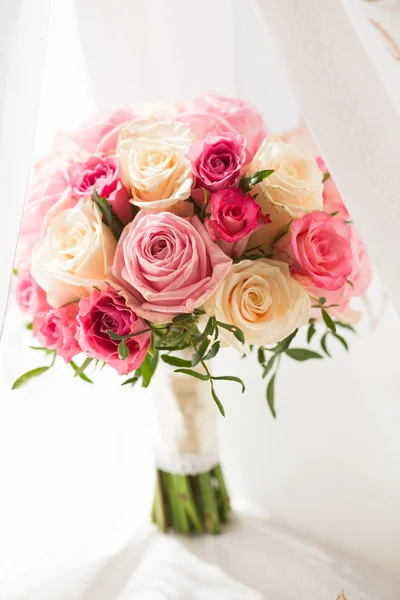 Свадебный букет различных цветов — стоковое фото