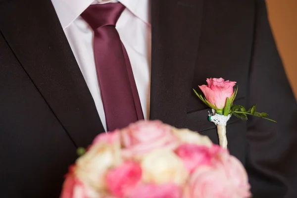 Boutonniere auf trendigen Bräutigam bei der Hochzeit — Stockfoto