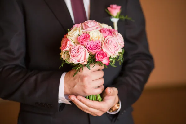 Buquê de casamento na mão do noivo — Fotografia de Stock