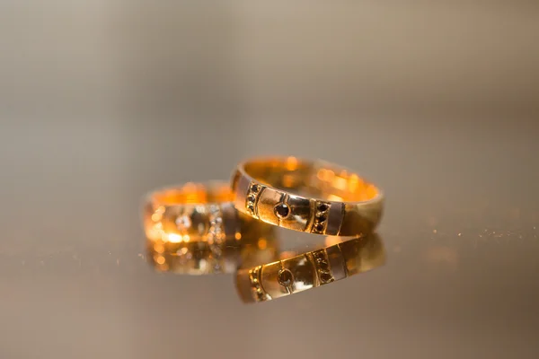 Wedding rings in gold and diamonds — Stock Photo, Image